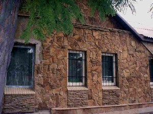 Otdelka-fasada-naturalnym-kamnem