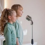 Индивидуальные и групповые занятия в школе вокала: что выбрать и почему